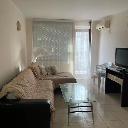 в център на две пресечки от автогарата Sunny Beach