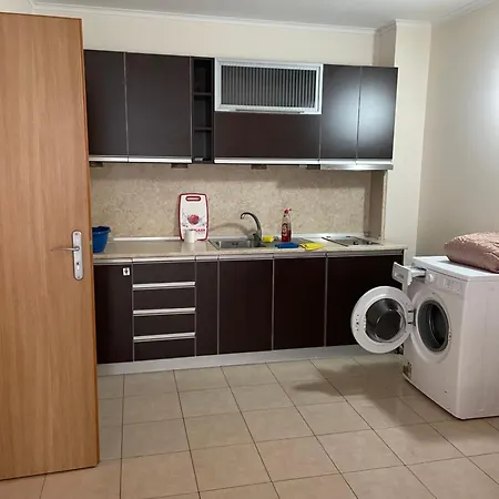 в център на две пресечки от автогарата Sunny Beach